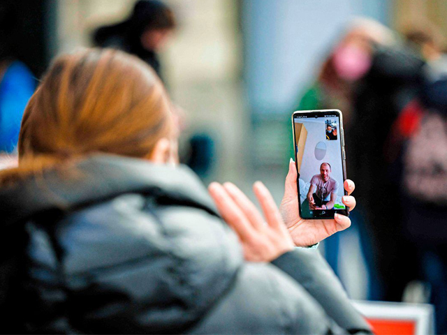 “Grenzenlose Verbundenheit: Flüchtlingsfamilien und Mobiltelefonie. Ohne Handy geht nichts: Geflüchtete halten ihre Beziehungen oft über weite Distanzen aufrecht.“